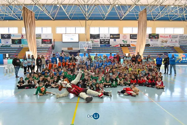 Foto familiar da anterior concentracion Baby-Basket en Xinzo de Limia | FOTO: Noelia Caseiro.