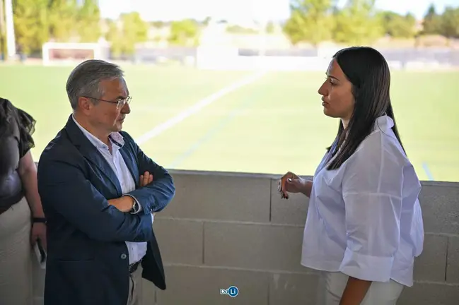 Luis Menor e Cristina Campero nunha das visitas ao complexo deportivo de A Moreira en Xinzo de Limia. | FOTO: Noelia Caseiro.