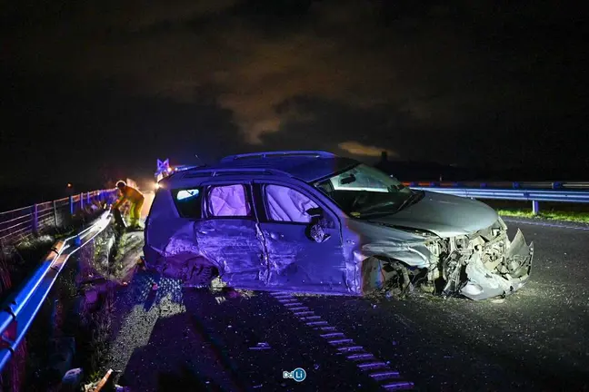 El primero de los veh&iacute;culos accidentados sufri&oacute; posteriormente el impacto de un segundo. | FOTO: Noelia Caseiro.