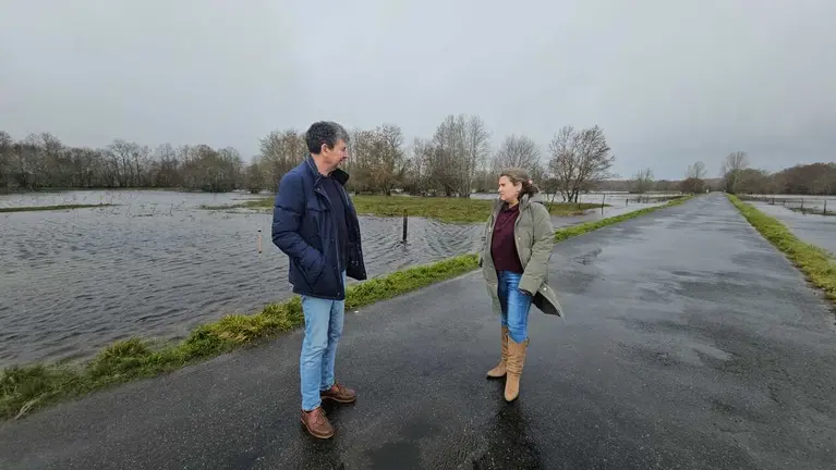 Visita de &Aacute;lvaro Vila e Asunci&oacute;n Morgade a unha das zonas afectadas polas enchentes.