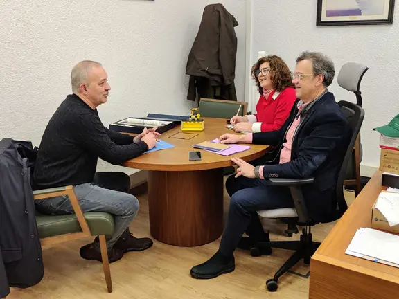 Reuni&oacute;n entre o director xeral de Defensa do Monte e os alcaldes de Porqueira e Os Blancos.