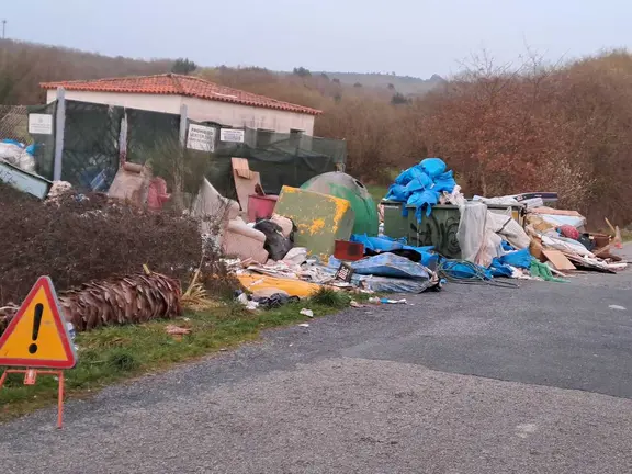 Acumulaci&oacute;n de residuos y enseres frente a la entrada del punto limpio de Vilar de Barrio.