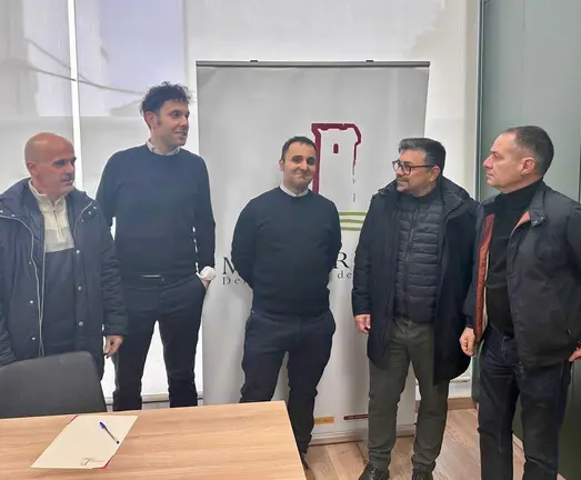 Os deputados auton&oacute;micos Juan Casares e V&iacute;ctor Baladr&oacute;n durante o seu encontro institucional na sede da Denominaci&oacute;n de Orixe Monterrei en Ver&iacute;n.