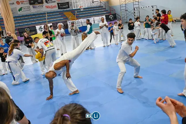 Participantes en una exhibici&oacute;n de capoeira en un encuentro deportivo. | FOTO: Noelia Caseiro.