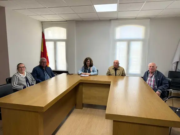 La alcaldesa de Porqueira, Susana V&aacute;zquez Dorado, comparece junto a su grupo de gobierno para anunciar las medidas judiciales.