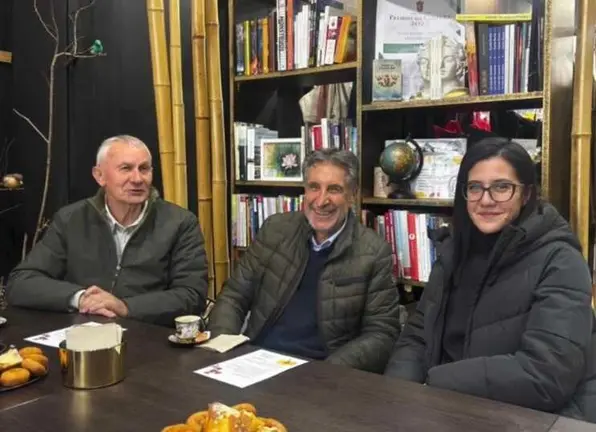 Delf&iacute;n Caseiro, Ant&oacute;n Jard&oacute;n e Alba Barreira, no acto de
presentaci&oacute;n do certame, na tenda &Aacute;gora de Xinzo.