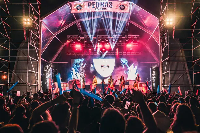 Imagen de la multitudinaria asistencia registrada en la pasada edici&oacute;n del festival, que este a&ntilde;o cumple su primera d&eacute;cada de historia. | Foto: Pedras Sounds Fest.