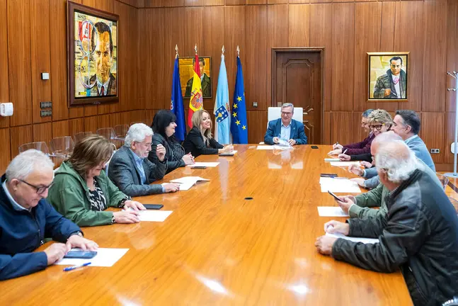 O presidente provincial, Luis Menor, encabezando a reuni&oacute;n na que se mobilizaron os fondos para Protecci&oacute;n Civil.