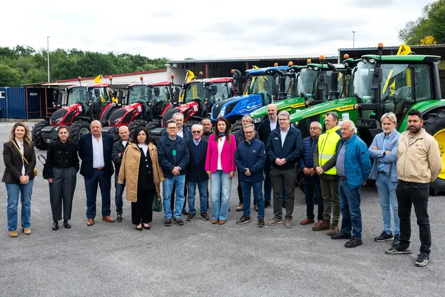 Entrega de maquinaria forestal a municipios ourensanos en San Cibrao das Vi&ntilde;as.