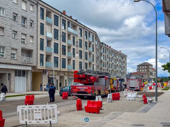 Camiones de los Bomberos de Xinzo y coches patrulla desplegados frente al edificio de la Avenida de Ourense. | Foto: Xos&eacute; Lois Colmenero.