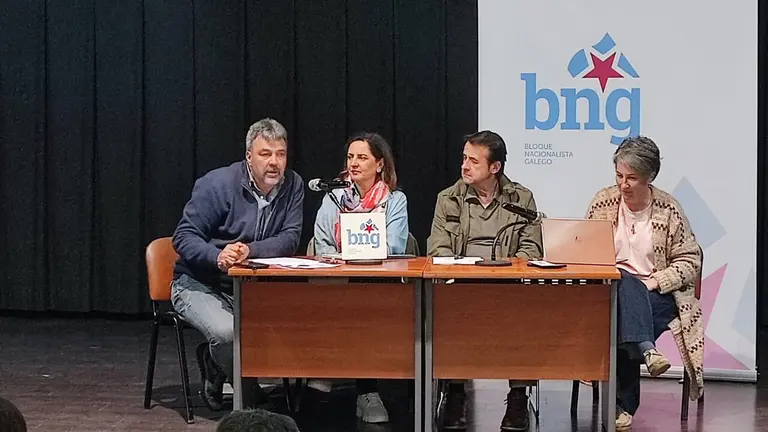 Rafael P&eacute;rez (A Mezquita), Sandra Gonz&aacute;lez (Tomi&ntilde;o), Xos&eacute; Antonio P&eacute;rez (Verea), con Eva Villaverde, na ponencia nacionalista. | FOTO: Xos&eacute; Lois Colmenero.