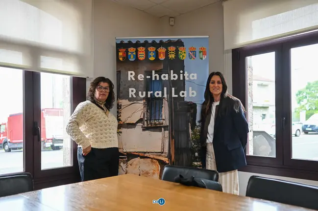 La alcaldesa de Porqueira, Susana V&aacute;zquez Dorado, con la t&eacute;cnica asesora del proyecto, Noelia Couce. | FOTO: Noelia Caseiro.