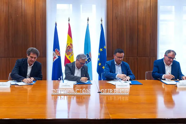 ACTO SINATURA CONVENIOS PRAZAS DE ABASTOS CARBALLI&Ntilde;O E XINZO DE LIMIA
O presidente provincial, Luis Menor, participa no acto de sinatura dos convenios, coa Xunta de Galicia representada por Jos&eacute; Gonz&aacute;lez (Conseller&iacute;a de Emprego) para a mellora das prazas de abastos do Carballi&ntilde;o, Jos&eacute; Castro Gil (Alcalde en Funci&oacute;ns) e Xinzo de Limia, Amador D&iacute;az Pen&iacute;n (Alcalde de Xinzo de Limia).