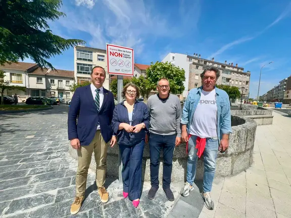 Representantes del Concello de Xinzo y de la AECC durante la presentaci&oacute;n del nuevo Espacio Libre de Humo en el Parque do Pombal.