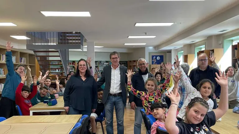 Alumnado do CEIP Rosal&iacute;a de Castro participando na sesi&oacute;n de contacontos na Biblioteca P&uacute;blica Antelana de Xinzo de Limia.