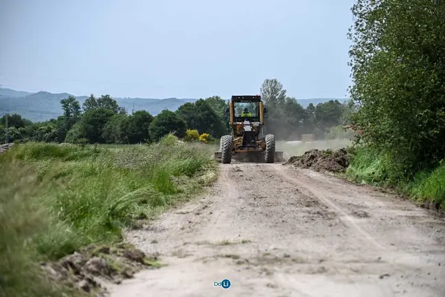 Una m&aacute;quina motoniveladora trabaja en el acondicionamiento de las pistas y accesos a las parcelas de regad&iacute;o en la Laguna de Antela. | Foto: Noelia Caseiro.