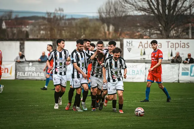 O estadio da Moreira acoller&aacute; este domingo a ida do play off de ascenso do Antela. |&nbsp;FOTO: Noelia Caseiro.