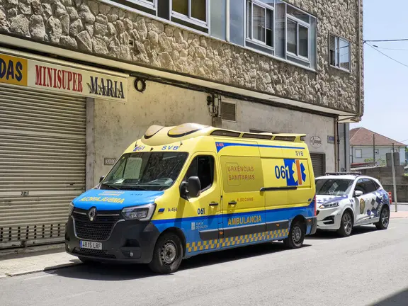 Los servicios de emergencia acudieron a una c&eacute;ntrica vivienda de la localidad tras el aviso de un familiar. | FOTO: Xos&eacute; Lois Colmenero.