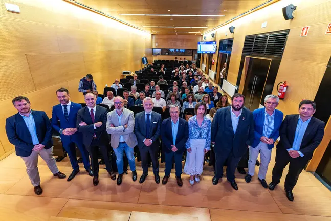 Foto de familia dos participantes na Xornada Municipal sobre Comunidades Cidad&aacute;s de Enerx&iacute;a e Mobilidade El&eacute;ctrica celebrada esta ma&ntilde;&aacute; no Centro Cultural Marcos Valc&aacute;rcel de Ourense.