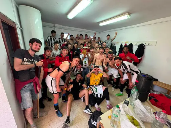 Celebraci&oacute;n no vestiario en Betanzos, logo de clasificarse para a final de ascenso a pasada fin de semana. | Foto: Cedida.