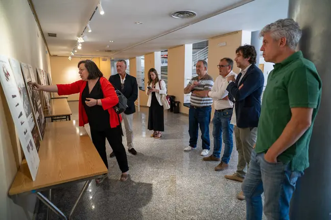 Representantes pol&iacute;ticos de Xinzo de Limia y responsables acad&eacute;micos de CESUGA durante la presentaci&oacute;n de las propuestas arquitect&oacute;nicas.