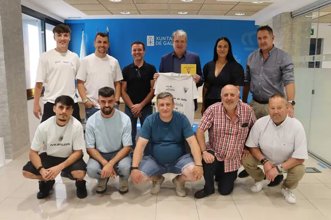 El delegado territorial Manuel Pardo recibe a la directiva y jugadores del Antela FC en la Delegaci&oacute;n Territorial.
