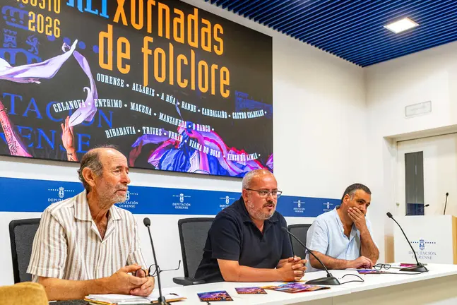PRESENTACI&Oacute;N XORNADAS DE FOLCLORE 2026
O vicepresidente segundo da Deputaci&oacute;n e deputado de Cultura, C&eacute;sar Fern&aacute;ndez GIl, participa na rolda de prensa de presentaci&oacute;n das Xornadas de Folclore 2026 e acompa&ntilde;ado dos organizadores Xulio Fern&aacute;ndez Senra e Xavier &Aacute;lvarez Campos. Na sala de prensa do Pazo Provincial.