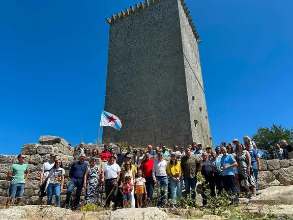 M&aacute;is de medio cento de persoas participaron na Torre de Pena no acto organizado polo BNG de Xinzo con motivo do D&iacute;a da Patria Galega.