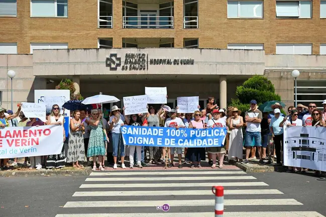 Unha das concentracions de todos os m&eacute;rcores diante do Hospital de Ver&iacute;n. | FOTO: Diario do T&aacute;mega.