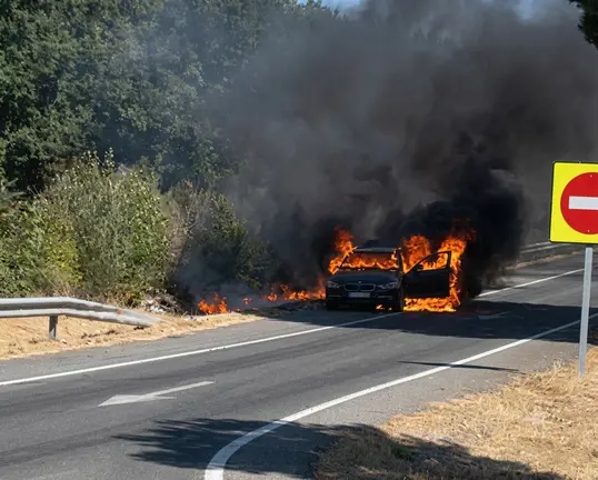 Un coche queda calcinado tras incendiarse en la A-52 a la altura de Trasmiras.