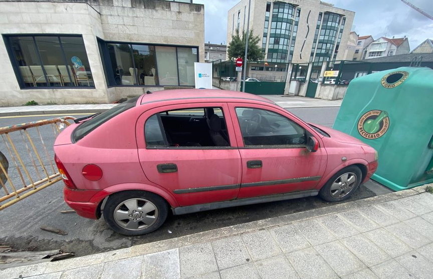 Vehículo abandonado na rúa Ladeira, en Xinzo, diante do cuartel da Garda Civil (5) (FILEminimizer)