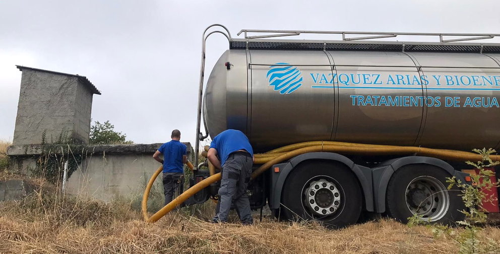 Operarios traballando esta semana coa cisterna no depósito de San Lourenzo. Porqueira. auga (1)