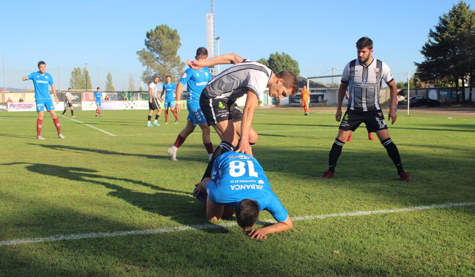 Quintairos e Pedro, diante dun rival, nun lance do partido deste domingo na Moreira. FOTOS Diario do Limia (FILEminimizer)