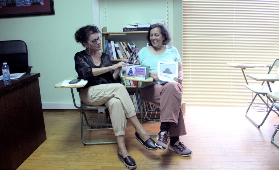 Lola Rico e Rosa Trujillo, esta semana na sede da Escola Rural de Saúde na Casa da Cultura de Xinzo (1) (FILEminimizer)