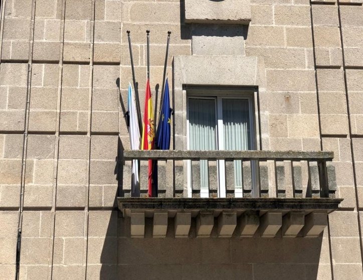 Bandeiras da Casa do Concello de Xinzo de Limia. | Foto: Concello de Xinzo.
