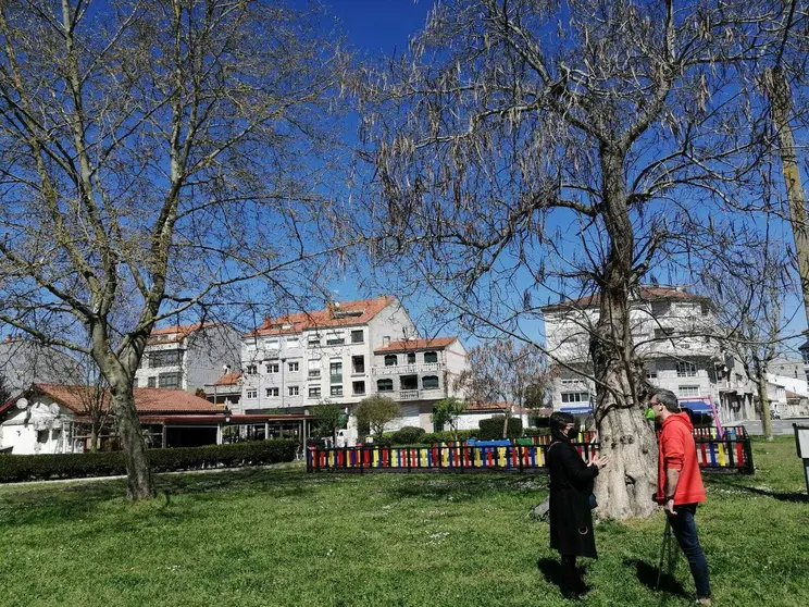 A alcaldesa, Elvira Lama, e o concelleiro, Rafael Penabad, no Parque do Toural.
