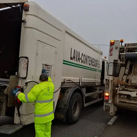 Camións lavacontedores en Vilar de Santos | Foto: Concello