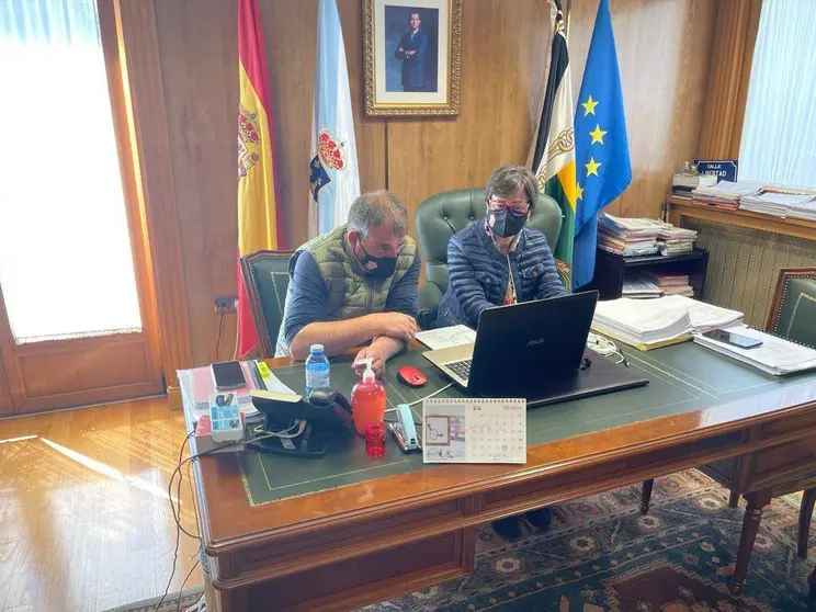 (A alcaldesa, Elvira Lama, e o concelleiro de Medio Rural, Amador Díaz, en unha reunión telemática ca Xunta de Galicia).