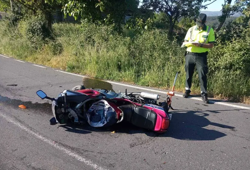 O piloto da motocliclera colidiu cunha furgoneta