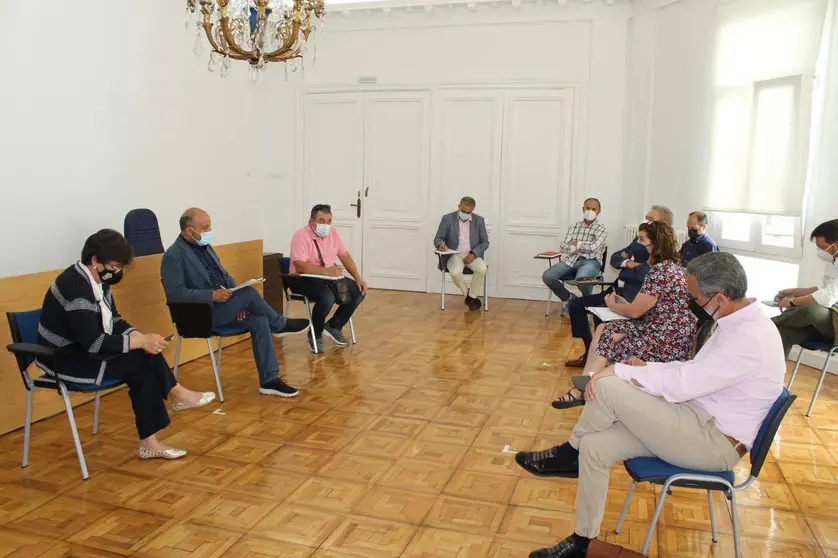 Encontro dos alcaldes da Limia co presidente da CHMS, Antonio Quiroga. 