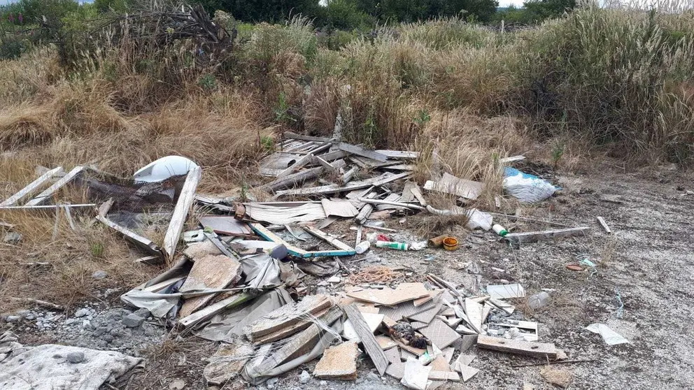 Restos de residuos depositados en Pedra Alta (Sarreaus)