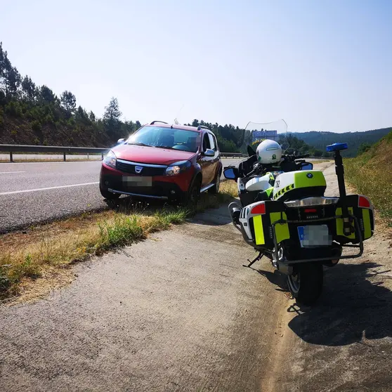 El vehículo interceptado, con la motocicleta de uno de los agentes que le dieron el alto.