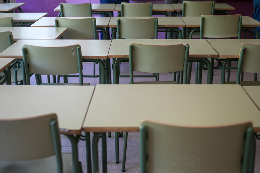 Cadeiras e mesas vacías dun colexio. | FOTO: Xunta de Galicia.