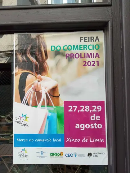 Cartel da Feira do Comercio colgado nun local de Xinzo