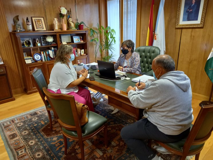 A alcaldesa de Xinzo, Elvira Lama, o concelleiro de Servizos Sociais, Alberto Martínez e a coordinadora de Acougo, Carmen Dourado