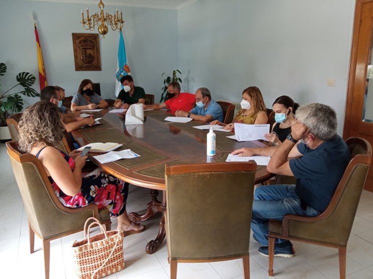 Pleno no Concello de Trasmiras, presidido polo alcalde Emilio Pazos