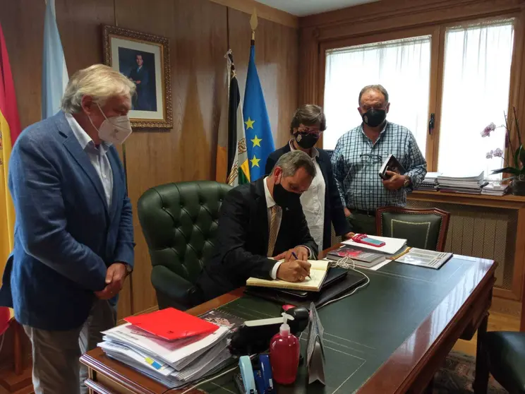 O subdelegado do Goberno en Ourense, Emilio González, o delegado do Goberno en Galicia, José Miñones, a alcaldesa de Xinzo, Elvira Lama, e o concelleiro de Urbanismo e Mobilidade, Ramón Martínez.