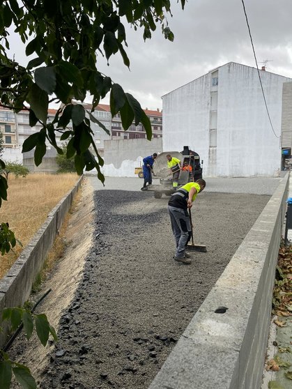Obras na avenida de Celanova para a construcción dun novo aparcadoiro. | FOTO: Concello de Xinzo de Limia.