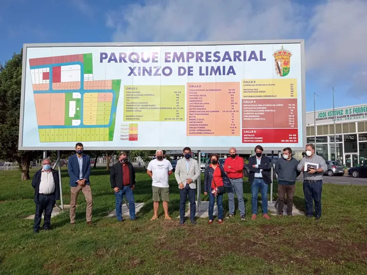 O delegado territorial da Xunta en Ourense, Gabriel Alén, a alcaldesa de Xinzo, Elvira Lama, e o presidente da Asociación de Empresarios, José Manuel Gómez, entre outros.