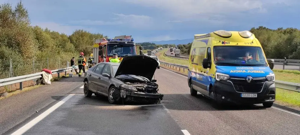 O vehículo accidentado na A - 52, en Sandiás